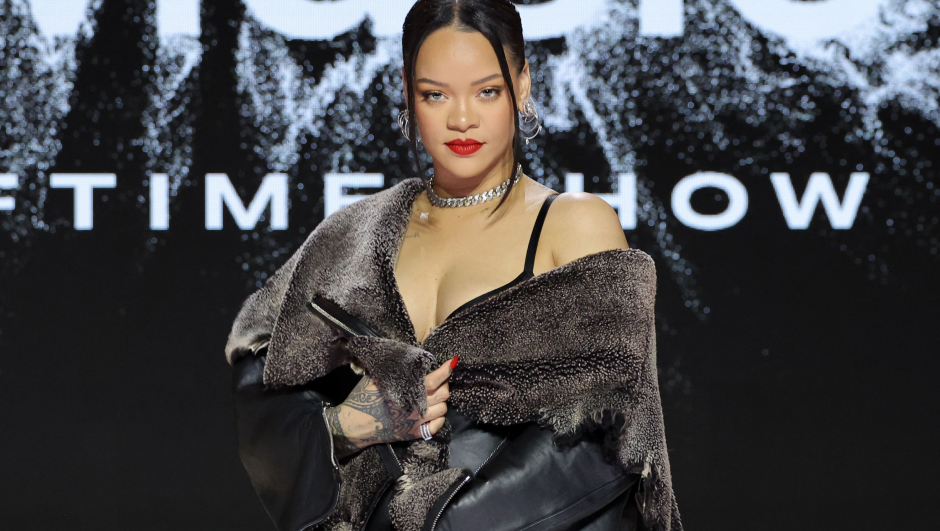 PHOENIX, ARIZONA - FEBRUARY 09: Rihanna speaks onstage during the Super Bowl LVII Pregame & Apple Music Super Bowl LVII Halftime Show Press Conference at Phoenix Convention Center on February 09, 2023 in Phoenix, Arizona.   Mike Coppola/Getty Images/AFP (Photo by Mike Coppola / GETTY IMAGES NORTH AMERICA / Getty Images via AFP)