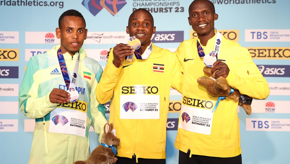 Il podio maschile della gara senior dei Mondiali di cross di Bathurst, Australia. Da sinistra: Berihu Aregawi (argento), Jacob Kiplimo (oro) e Joshua Cheptegei (bronzo)