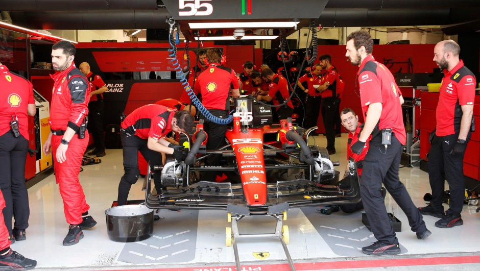 Il lavoro ai box della Ferrari nei test in Bahrain. EPA