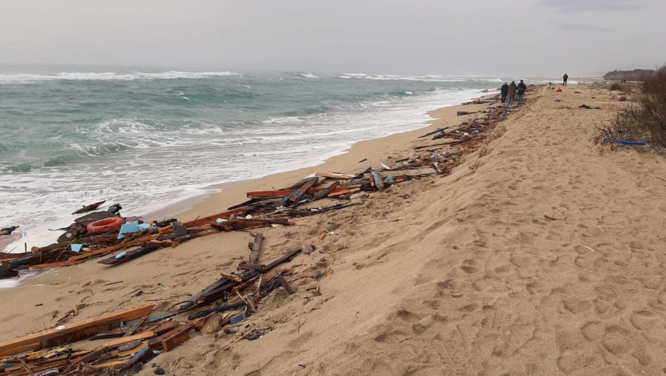 Le ricerche dei dispersi del naufragio del barcone carico di migranti sulla spiaggia di Steccato di Cutro, 27 febbraio 2023.  ANSA/ ALESSANDRO SGHERRI