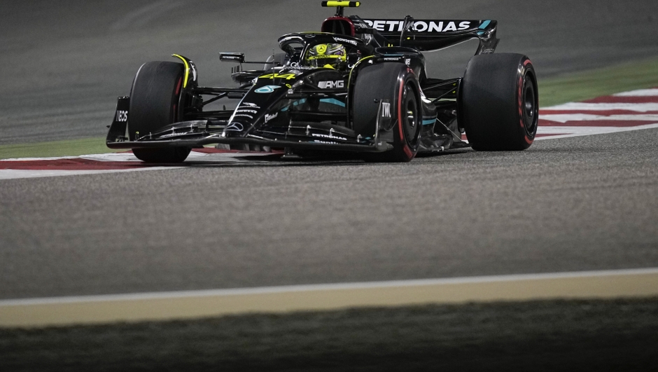 La Mercedes W14 di Lewis Hamilton in azione in Bahrain. AP