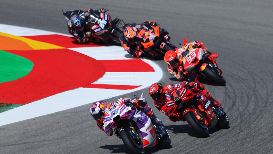epa10542941 MotoGP riders in action during the sprint race of the Motorcycling Grand Prix of Portugal at Algarve International race track, Portimao, Portugal, 25 March 2023. The Motorcycling Grand Prix of Portugal will take place on 26 March 2023.  EPA/NUNO VEIGA