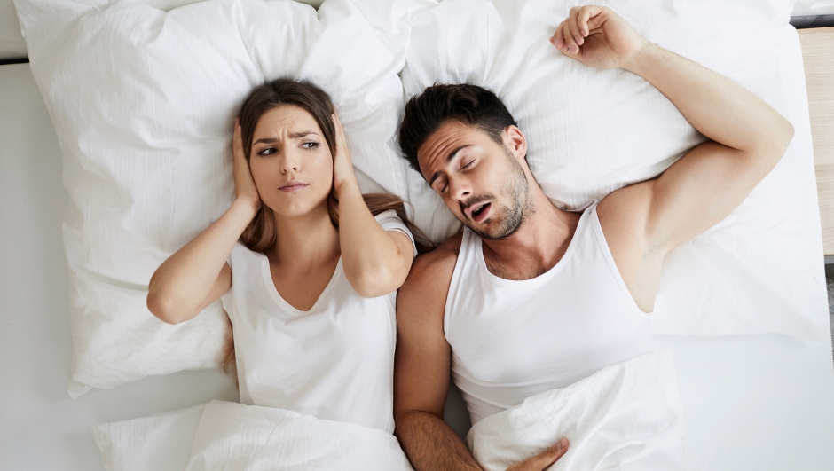 5 trucchi scientifici per smettere di russare