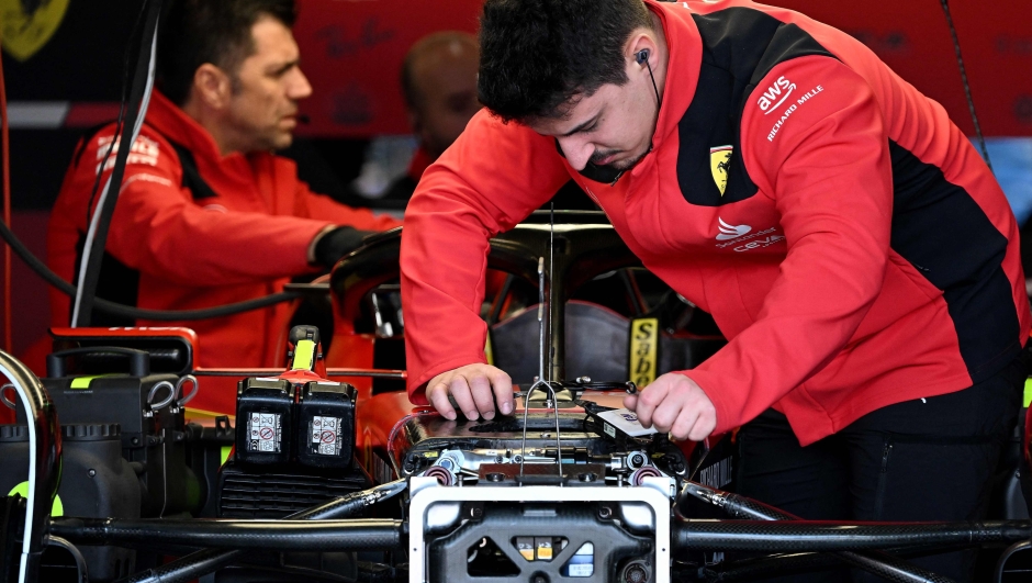 Meccanici della Ferrari al lavoro a Melbourne. AFP