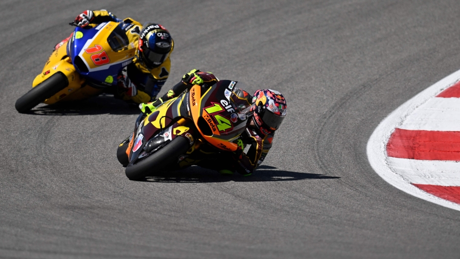 Kalex Italian rider Tony Arbolino (R) and Kalex Spanish rider Manuel Gonzalez compete in the Moto2 race of the Portuguese Grand Prix at the Algarve International Circuit in Portimao, on March 26, 2023. (Photo by PATRICIA DE MELO MOREIRA / AFP)
