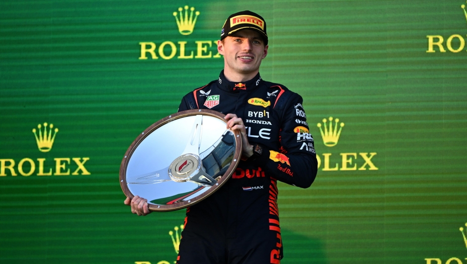 Max Verstappen col trofeo del vincitore in Australia. EPA