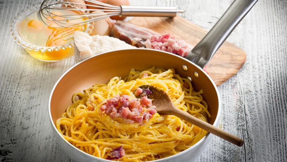 10250840 - spaghetti carbonara on casserole