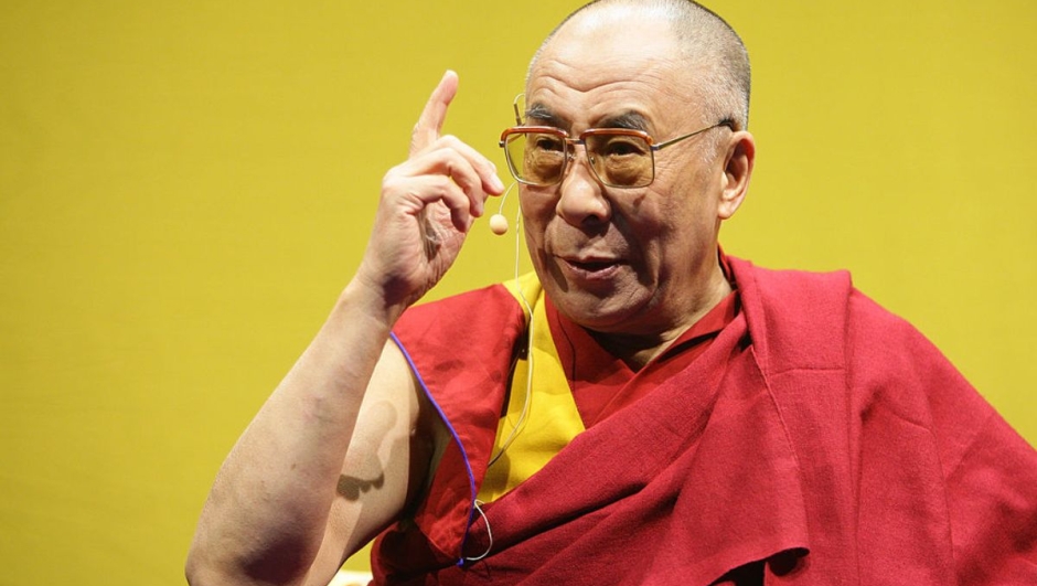 Il Dalai Lama chiede a un bambino di "succhiargli la lingua", poi si scusa