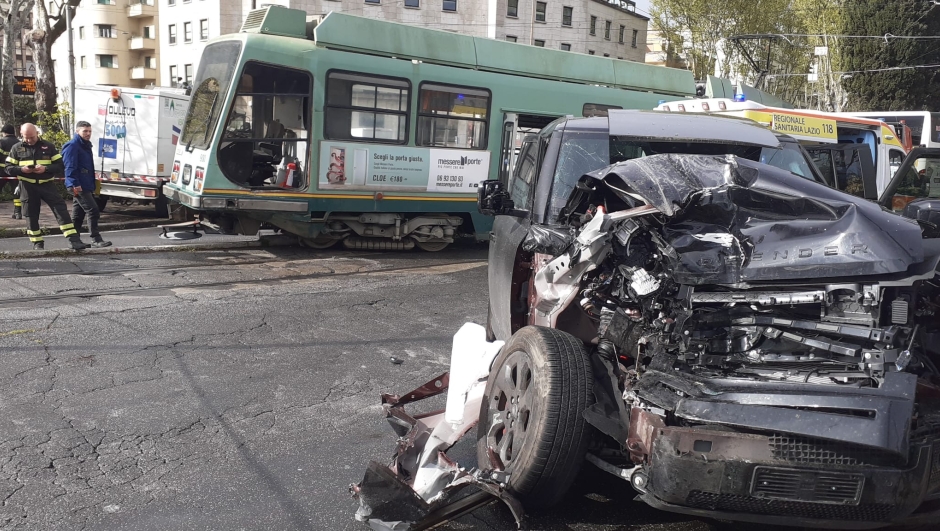 La Land Rover Defender di Ciro Immobile distrutta dopo lo scontro con il tram