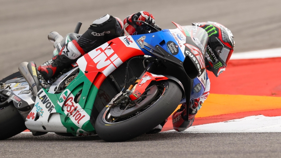 epa10574386 Spanish rider Alex Rins of the LCR Honda Castrol Team in action during the qualifying round of the MotoGP category for the Motorcycling Grand Prix of The Americas at the Circuit of The Americas in Austin, Texas, USA, 15 April 2023  EPA/ADAM DAVIS