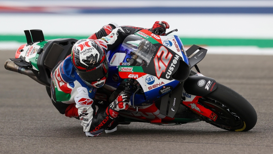 epa10573135 Spanish rider Alex Rins of the LCR Honda Castrol Team in action during the second free practice session of the MotoGP category for the Motorcycling Grand Prix of The Americas at the Circuit of The Americas in Austin, Texas, USA, 14 April 2023.  EPA/ADAM DAVIS