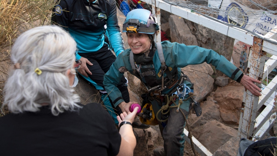 Spanish sportswoman Beatriz Flamini leaves a cave in Los Gauchos, near Motril on April 14, 2023 after spending 500 days inside. (Photo by JORGE GUERRERO / AFP)