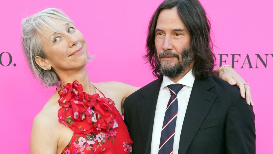 epa10574923 Canadian actor Keanu Reeves (R) and artist Alexandra Grant (L) attend the MOCA (Museum of Contemporary Art) Gala in Los Angeles, California, USA, 15 April 2023.  EPA/Allison Dinner