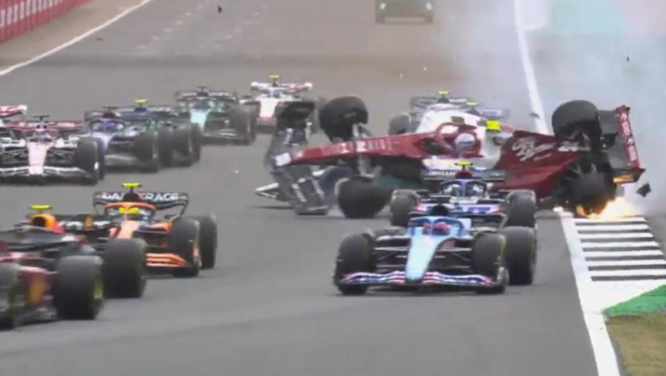 Momenti di paura e tensione al via del Gp di Silverstone della F1: l'Alfa di Zhou si è ribaltata dopo un contatto ed è finita oltre le barriere, dopo essere scivolata per diversi metri ad alta velocità. Guarda il video dell'incidente
