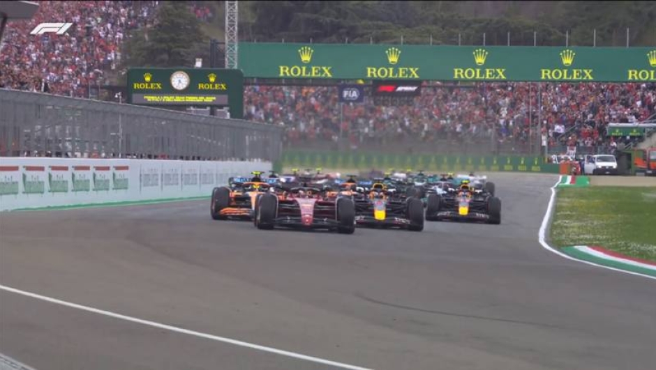 La Sprint Race di Imola parte così: Leclerc supera subito Verstappen e va in testa. Nel finale però, il pilota della Red Bull avrà la meglio del ferrarista