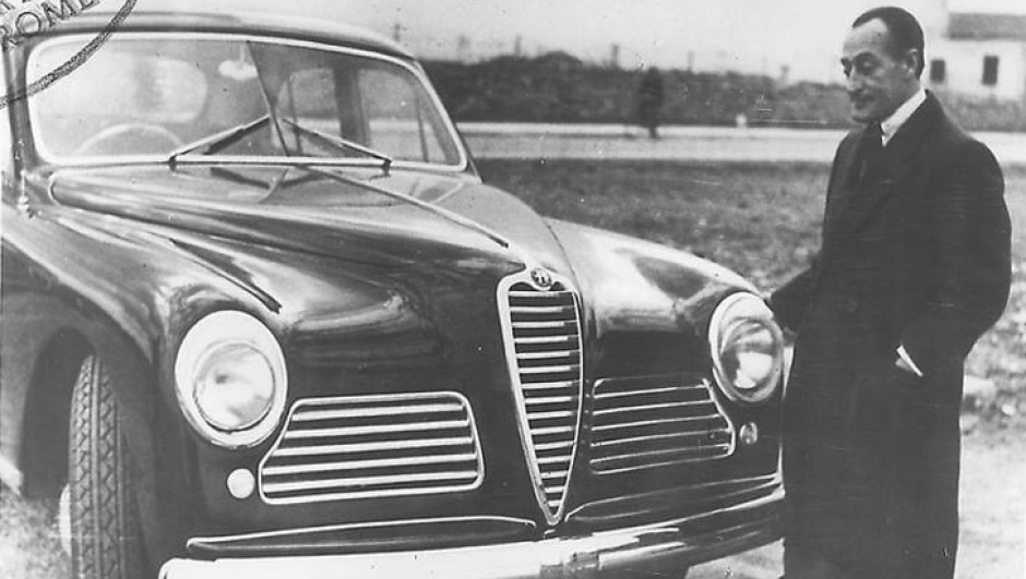 Totò davanti ad una Alfa Romeo 6C 2500 in una foto custodita al museo Alfa Romeo di Arese