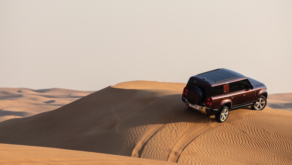 La Land Rover Defender 130 impegnata in un percorso fra le dune