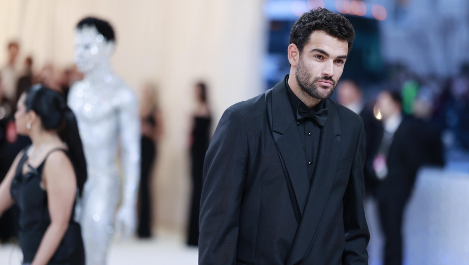 epa10603403 Matteo Berrettini arrives on the carpet for the 2023 Met Gala, the annual benefit for the Metropolitan Museum of Art's Costume Institute, in New York, New York, USA, 01 May 2023. The theme of this year's event is the Met Costume Institute's exhibition, 'Karl Lagerfeld: A Line of Beauty.'  EPA/JUSTIN LANE