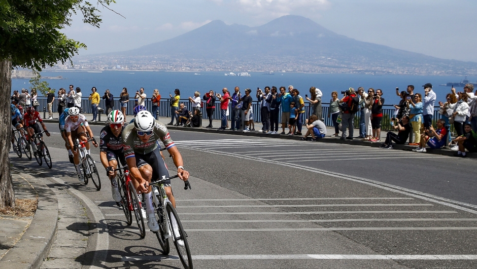 Giro d’Italia 2022 - 105th Edition - 8th stage Napoli - Napoli 153 km - 14/05/2022 - Mathieu Van Der Poel (NED - Alpecin - Fenix) - Vesuvio - photo Luca Bettini/SprintCyclingAgency©2022