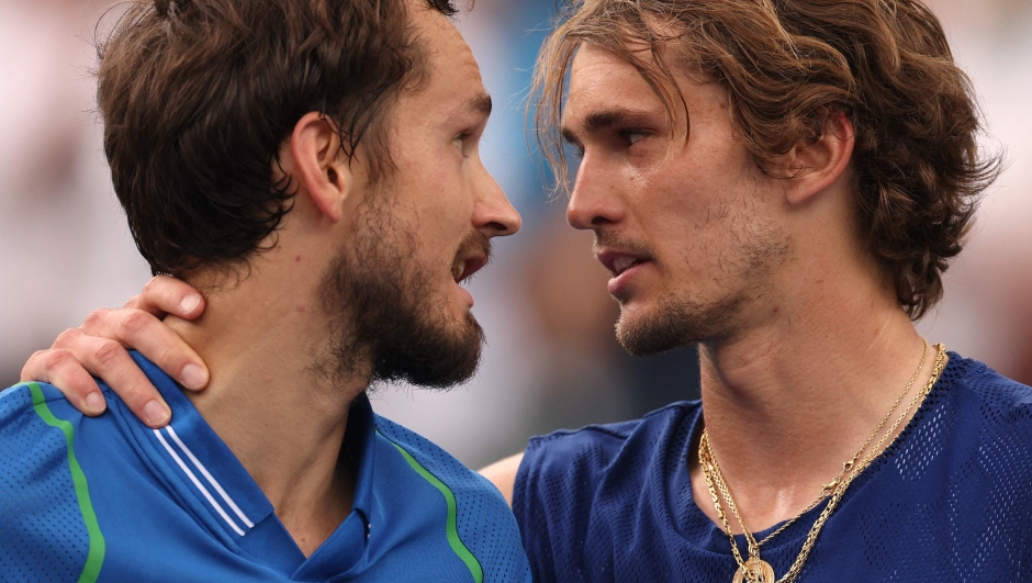 INDIAN WELLS, CALIFORNIA - MARCH 14: Daniil Medvedev of Russia speaks with Alexander Zverev of Germany after beating him in three sets during the BNP Paribas Open at the Indian Wells Tennis Garden on March 14, 2023 in Indian Wells, California.   Harry How/Getty Images/AFP (Photo by Harry How / GETTY IMAGES NORTH AMERICA / Getty Images via AFP)