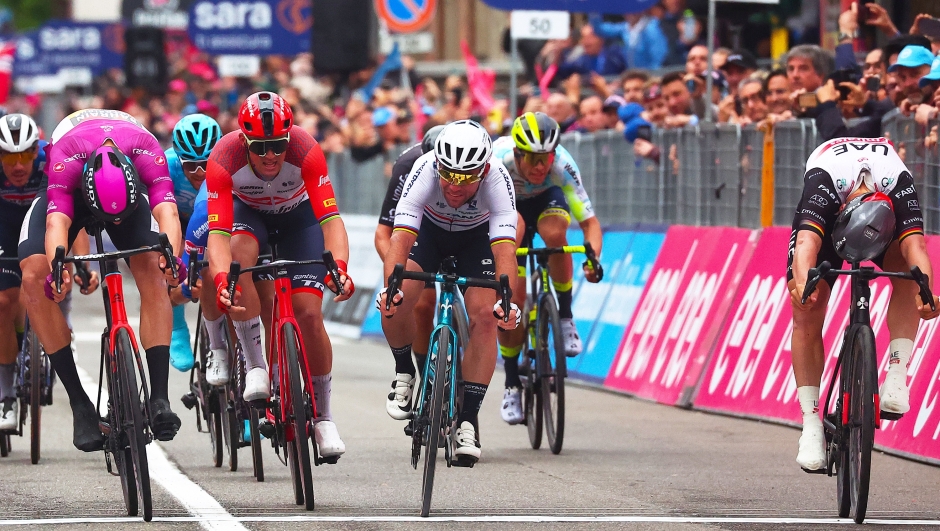 Giro d'Italia 2023 - 106th Edition - 11th stage  Camaiore - Tortona 219 km - 17/05/2023 - Sprint - Pascal Ackermann (GER - UAE Team Emirates) - Jonathan Milan (ITA - Bahrain - Victorious) - photo Luca Bettini/SprintCyclingAgency©2023