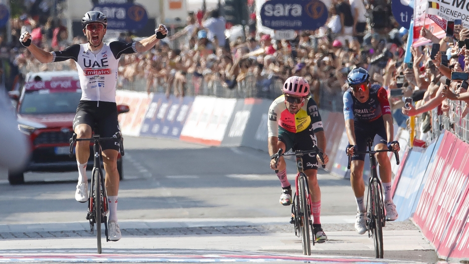 Giro d'Italia 2023 - 106th Edition - 15th stage  Seregno - Bergamo 195 km - 21/05/2023 - Brandon Mcnulty (USA - UAE Team Emirates) - Ben Healy (IRL - EF Education - EasyPost) - Marco Frigo (ITA - Israel - Premier Tech) - photo Ivan Benedetto/SprintCyclingAgency©2023