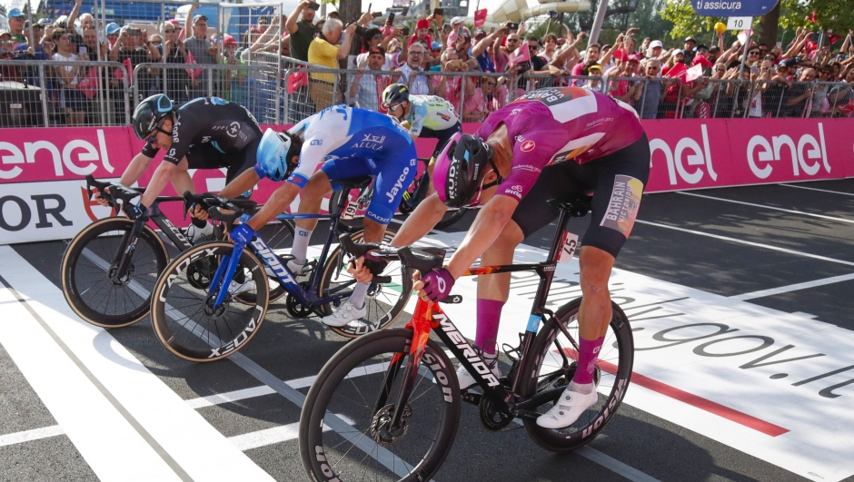 Giro d'Italia 2023 - 106th Edition - 17th stage  Pergine Valsugana - Caorle 197 km - 24/05/2023 - Alberto Dainese (ITA - Team DSM) - Michael Matthews (AUS - Team Jayco AlUla) - Jonathan Milan (ITA - Bahrain - Victorious) - photo Roberto Bettini/SprintCyclingAgency©2023