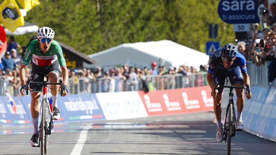 Giro d'Italia 2023 - 106th Edition - 18th stage  Oderzo - Val di Zoldo 161 km - 25/05/2023 - Filippo Zana (ITA - Team Jayco AlUla) - Thibaut Pinot (FRA - Groupama - FDJ) - photo Ilario Biondi/SprintCyclingAgency©2023