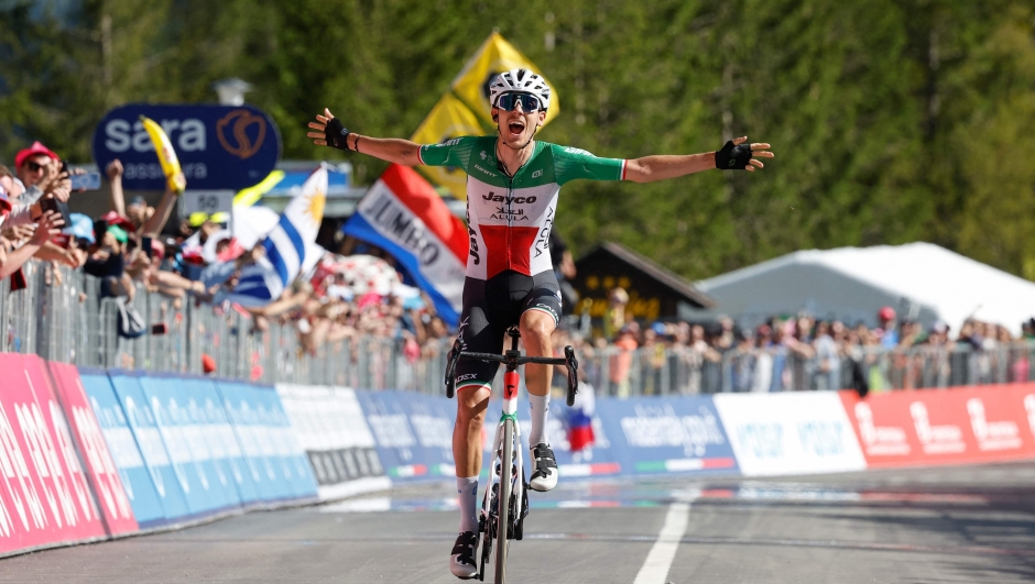 Team Jayco AlUla's Filippo Zana rider Filippo Zana celebrates on the finish line as he wins the eighteenth stage of the Giro d'Italia 2023 cycling race, 161 km between Oderzo and Val di Zoldo, on May 25, 2023. . (Photo by Luca BETTINI / AFP)
