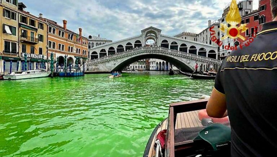 Venezia, l'acqua del Canal Grande si colora di verde fosforescente: sarebbe un liquido "tracciante"