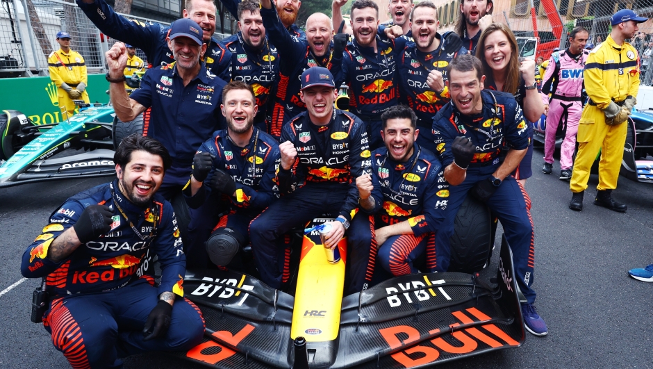 La festa di Max Verstappen coi meccanici Red Bull. GETTY