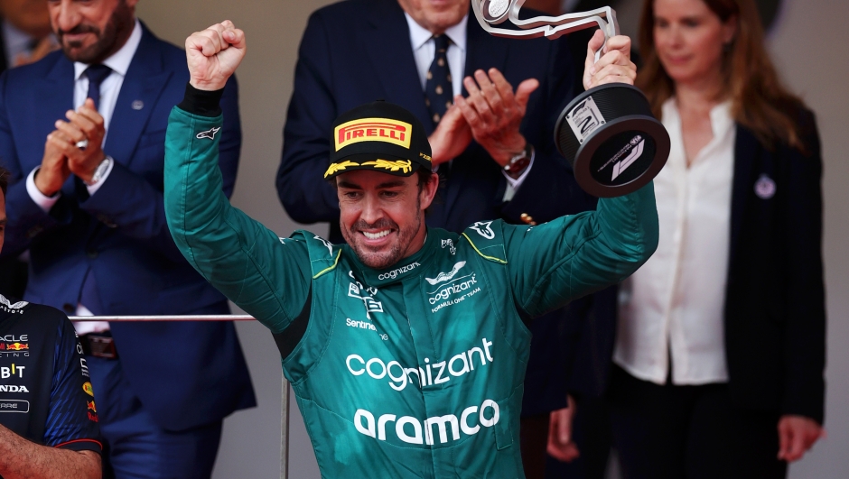 Fernando Alonso esulta sul podio di Montecarlo