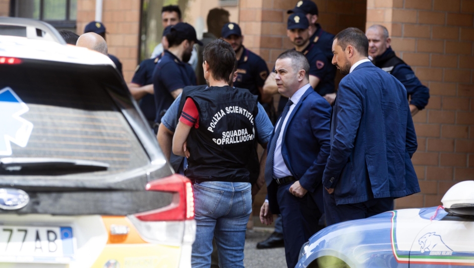La polizia sul luogo dell'omicidio di una agente di polizia in un palazzo in via Rosario Nicolo', nella zona di San Basilio, Roma, 01 giugno 2023. ANSA/ANGELO CARCONI