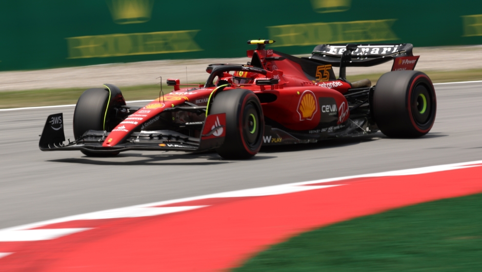 Carlos Sainz in azione con la Ferrari. GETTY