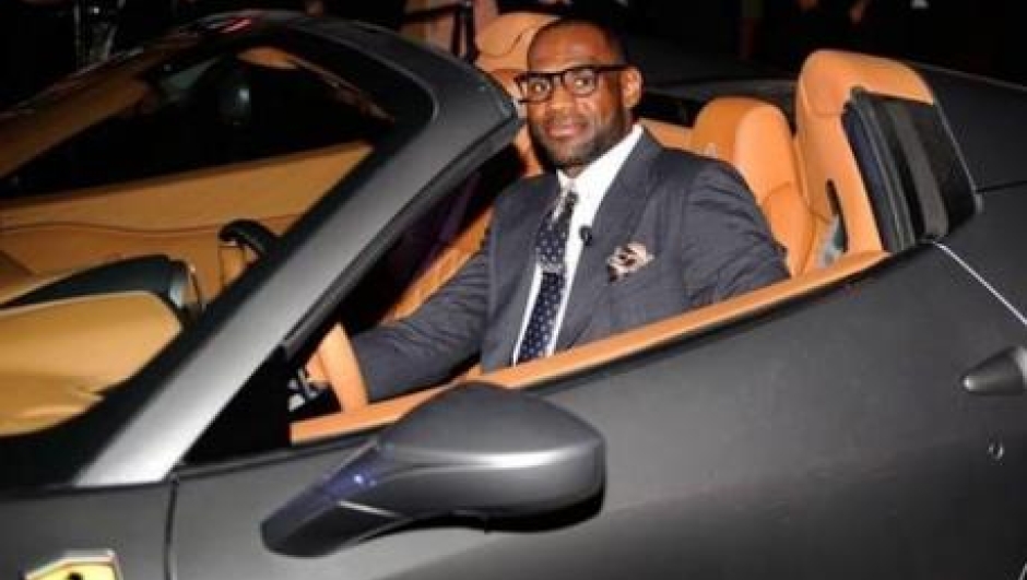 LeBron James e una delle sue Ferrari
