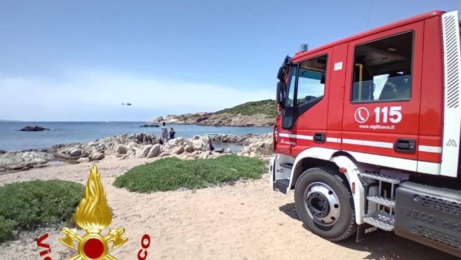 Vigili del fuoco intervenuti ne luogo in cui un turista lombardo di 62 anni è stato colpito da un masso mentre era in spiaggia a La Maddalena, 14 giugno 2023. ANSA/ VIGILI DLE FUOCO ++HO - NO SALES EDITORIAL USE ONLY++