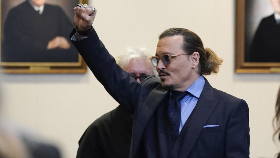 epa09980929 Actor Johnny Depp gestures to spectators in court after closing arguments at the Fairfax County Circuit Courthouse in Fairfax, Virginia, USA, 27 May 2022. Depp sued his ex-wife Amber Heard for libel in Fairfax County Circuit Court after she wrote an op-ed piece in The Washington Post in 2018 referring to herself as a 'public figure representing domestic abuse.'  EPA/Steve Helber / POOL pool image