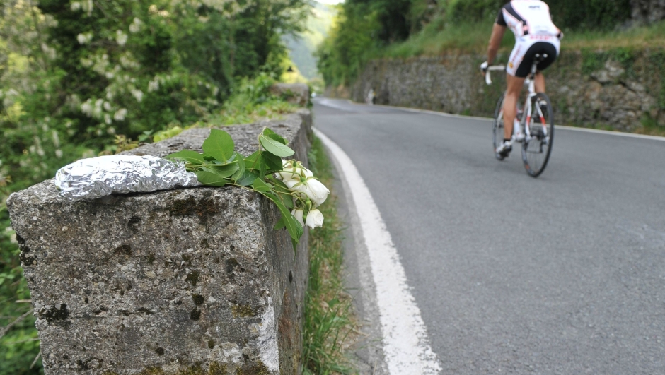 Fiori nei pressi del luogo dove ieri ha perso la vita il ciclista belga Wouter Weylandt, questo pomeriggio 10 maggio 2011 al Passo del Bocco (Genova).
ANSA/LUCA ZENNARO