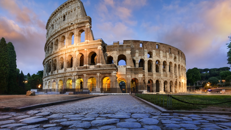 Roma, turista sfregia il Colosseo con una scritta