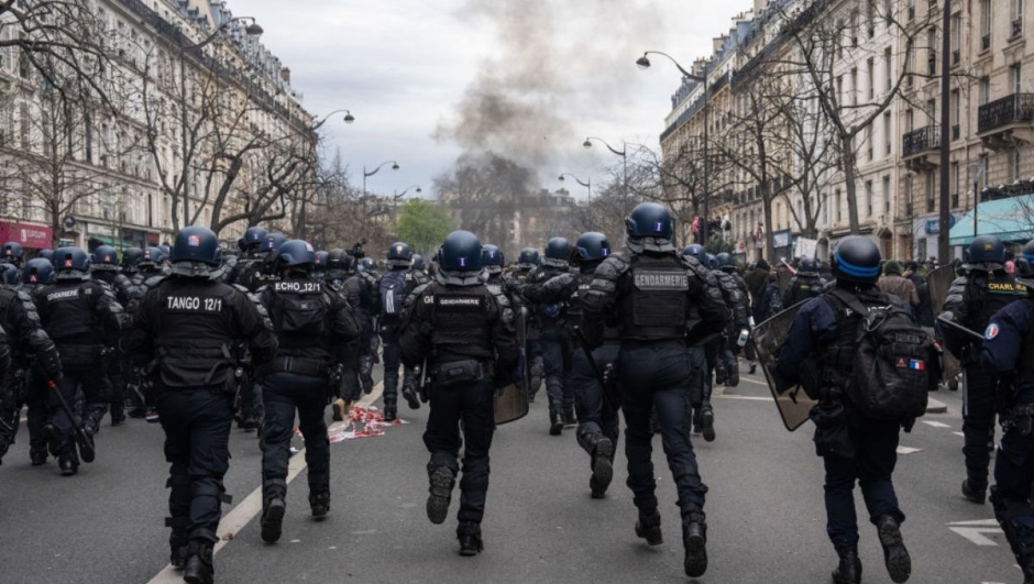 Francia, poliziotto spara e uccide 17enne a Nanterre: scontri alle porte di Parigi