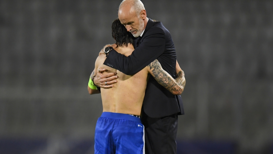 Italy's Sandro Tonali gets a hug from Italy's coach Paolo Nicolato at the end of the Euro 2023 U21 Championship soccer match between Italy and Norway at the Cluj Arena stadium in Cluj, Romania, Wednesday, June 28, 2023.(AP Photo/Raed Krishan)