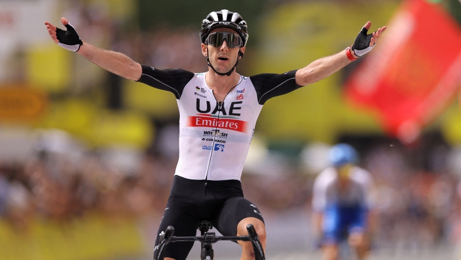 UAE Team Emirates' British rider Adam Yates cycles to the finish line to win the 1st stage of the 110th edition of the Tour de France cycling race, 182 km departing and finishing in Bilbao, in northern Spain, on July 1, 2023. (Photo by Thomas SAMSON / AFP)