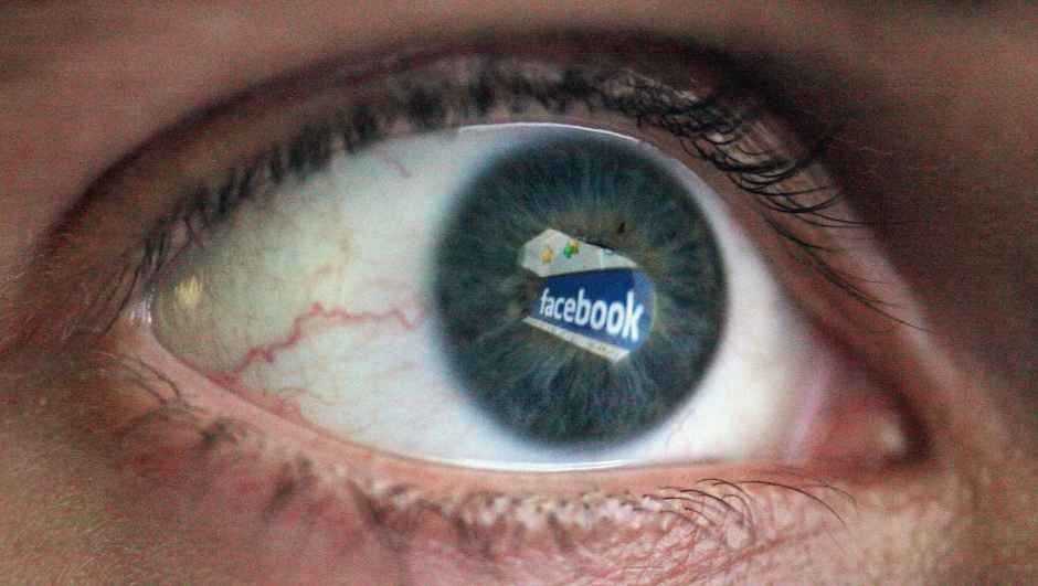 Crollo Facebook tra gli adolescenti: vincono TikTok e OnlyFans