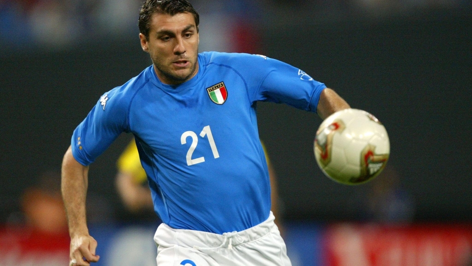 PU01 - 20020603 - SAPPORO, JAPAN- CALCIO : MONDIALI, ITALIA-ECUADOR; GOL DI VIERI -  Italy's forward Christian Vieri takes control of the ball during match 11 group G of the 2002 FIFA World Cup Korea Japan opposing Italy and Ecuador in Sapporo, Japan, Monday 03 June, 2002. Vieri scored the first goal for his team during later game action.  ANSA  / PEDRO UGARTE /rr/cc/eh DEF