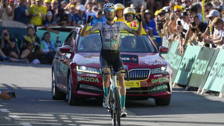 Stage winner Netherlands' Wout Poels celebrates as he crosses the finish line of the fifteenth stage of the Tour de France cycling race over 179 kilometers (111 miles) with start in Les Gets Les Portes du Soleil and finish in Saint-Gervais Mont-Blanc, France, Sunday, July 16, 2023. (AP Photo/Thibault Camus)   Associated Press/LaPresse Only Italy and Spain