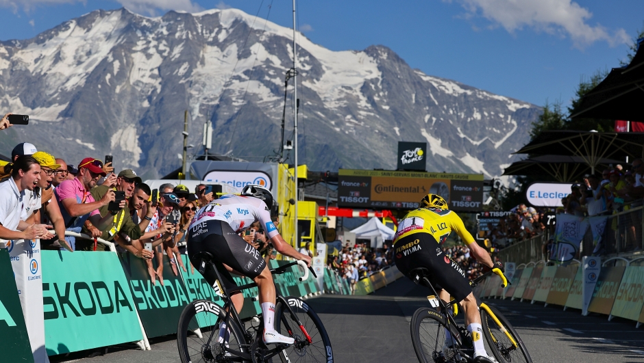 Tour de France 2023 - 110th Edition - 15th stage Les Gets les Portes du Soleil - Saint-Gervais Mont-Blanc 179km - 16/07/2023 - Jonas Vingegaard (DEN - Jumbo - Visma) - Tadej Pogacar (SLO - UAE Team Emirates) - photo Kei Tsuji/SprintCyclingAgency©2023