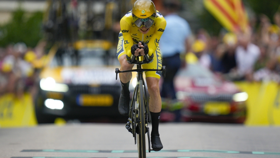 Stage winner and overall leader Denmark's Jonas Vingegaard rides towards the finish line of the sixteenth stage of the Tour de France cycling race, an individual time trial over 22.5 kilometers (14 miles) with start in Passy and finish in Combloux, France, Tuesday, July 18, 2023. (AP Photo/Daniel Cole)   Associated Press/LaPresse Only Italy and Spain