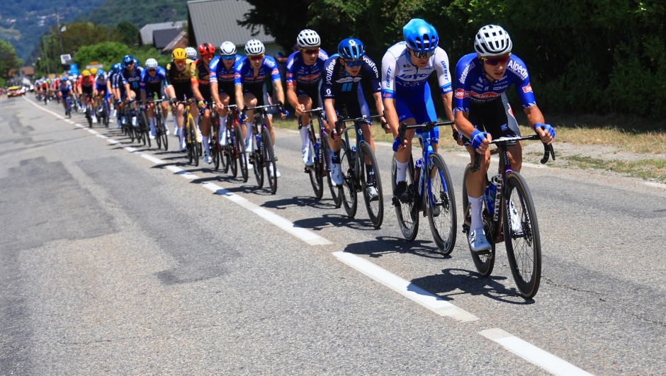 epa10757600 The peloton in action during the 18th stage of the Tour de France 2023, a 185kms race from Moutiers to Bourg-en-Bresse, France, 20 July 2023.  EPA/MARTIN DIVISEK
