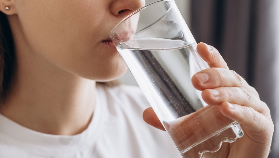 Cosa succede al tuo corpo quando bevi troppa acqua?
