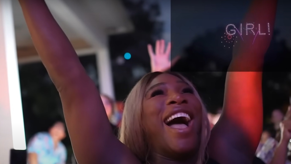 Serena Williams aspetta una bambina le immagini del gender reveal party